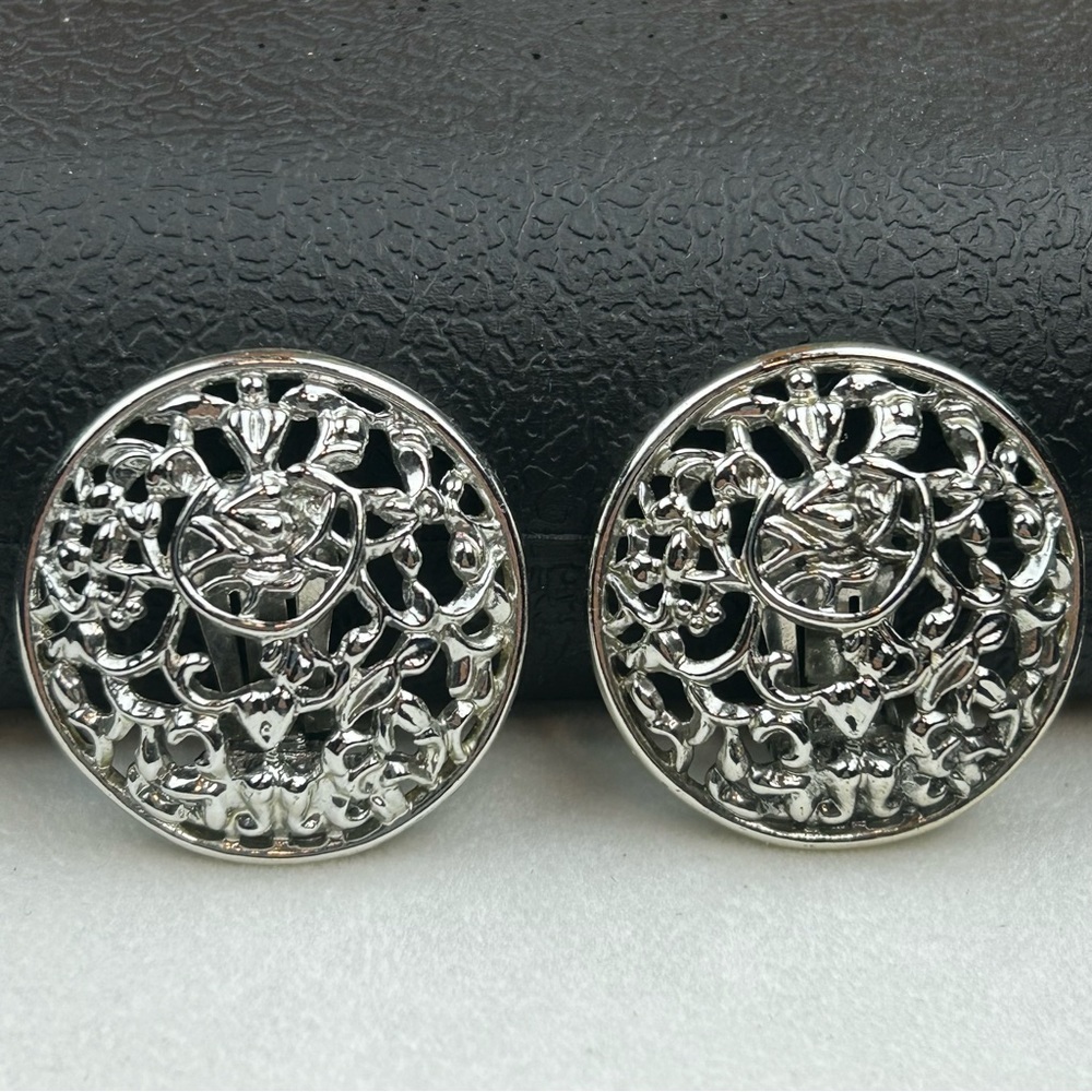 Vintage 70's Sarah Coventry Silver Tone Clip On Round Earrings Quiet Luxury